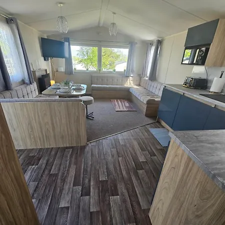 3br Countryside Caravan Up To 7 Guests *