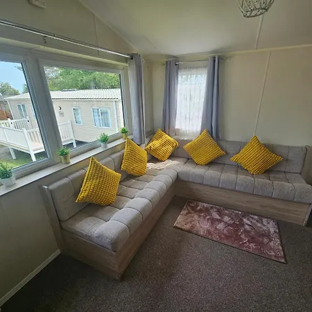 3br Countryside Caravan Up To 7 Guests *