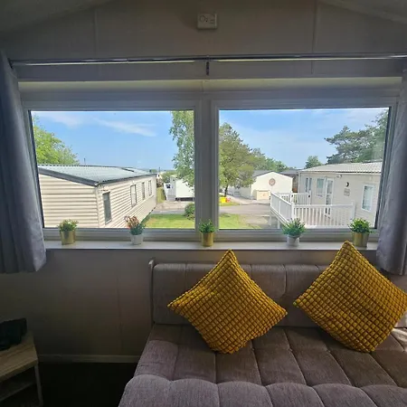 3br Countryside Caravan Up To 7 Guests