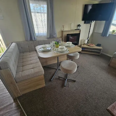 3br Countryside Caravan Up To 7 Guests