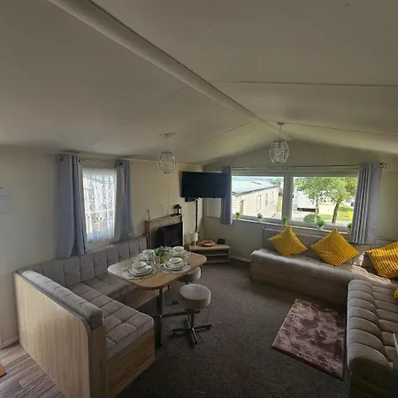 3br Countryside Caravan Up To 7 Guests
