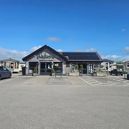 3br Countryside Caravan Up To 7 Guests